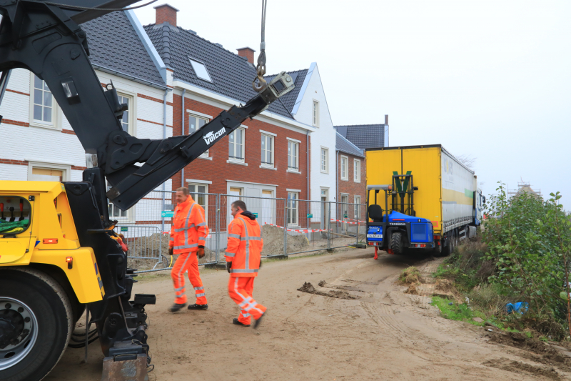 Groot materieel nodig om vrachtwagen op wielen te krijgen