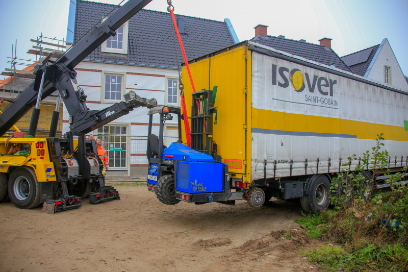 Groot materieel nodig om vrachtwagen op wielen te krijgen