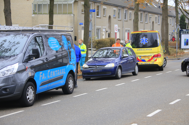 Schade aan auto na botsing met bestelbus