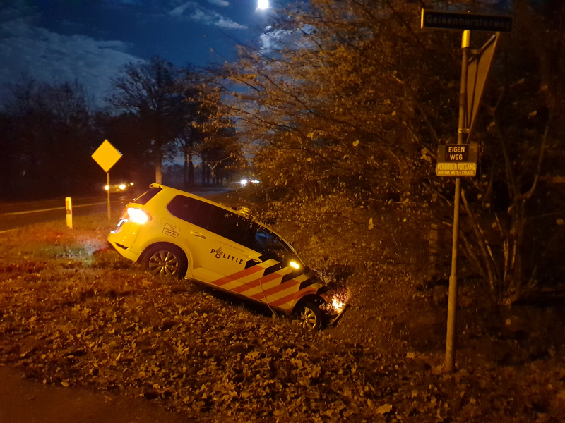 Politieauto vliegt uit bocht en belandt in sloot