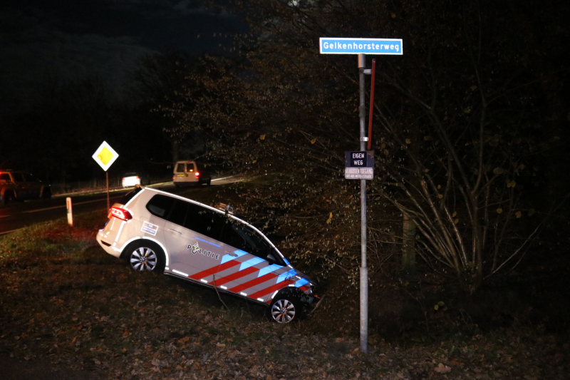 Politieauto vliegt uit bocht en belandt in sloot