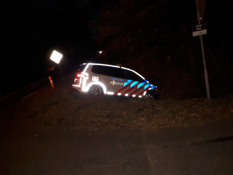 Politieauto vliegt uit bocht en belandt in sloot