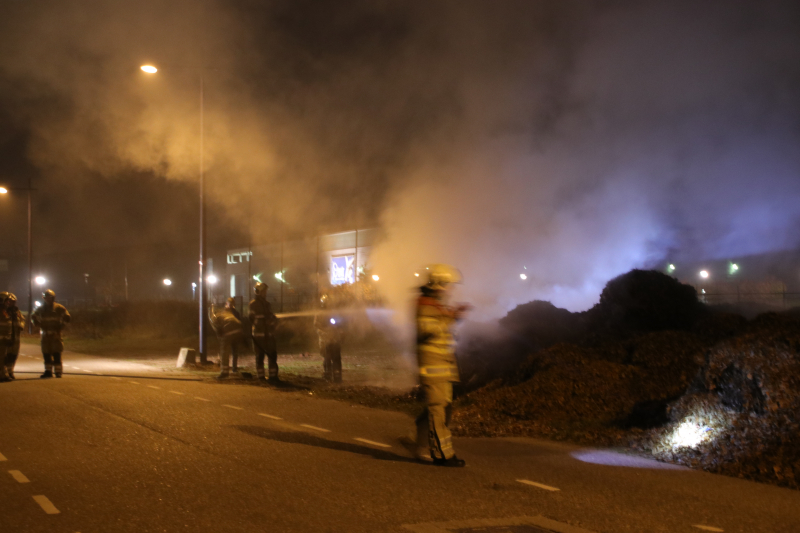 Berg met bladeren in brand gestoken bij voetbalvereniging VOP