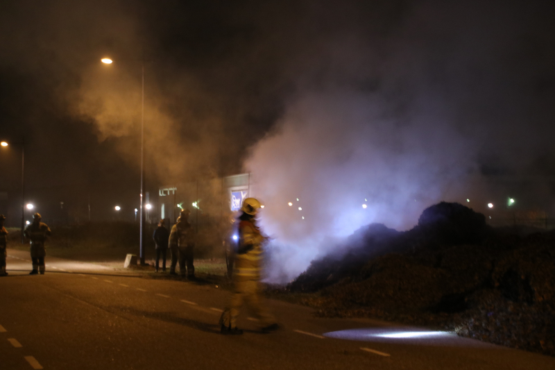 Berg met bladeren in brand gestoken bij voetbalvereniging VOP