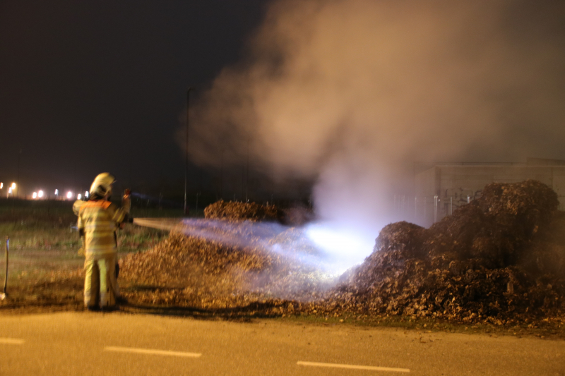 Berg met bladeren in brand gestoken bij voetbalvereniging VOP