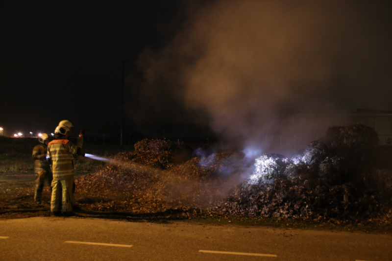 Berg met bladeren in brand gestoken bij voetbalvereniging VOP