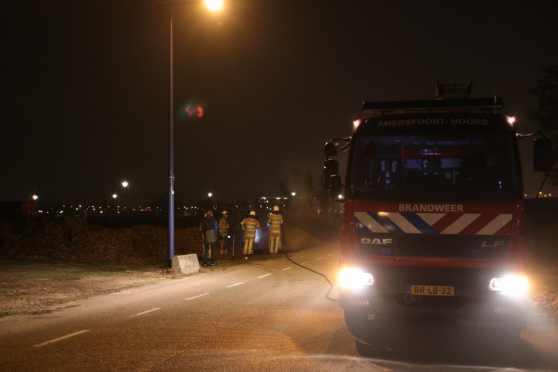 Berg met bladeren in brand gestoken bij voetbalvereniging VOP