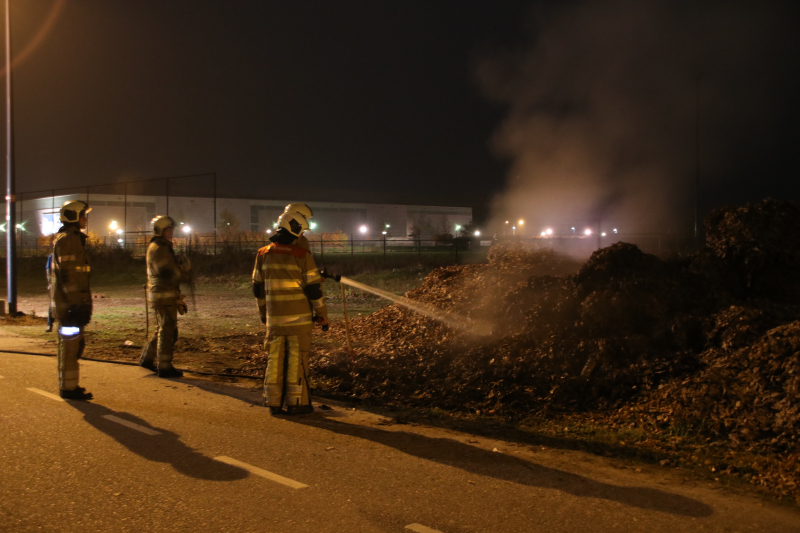 Berg met bladeren in brand gestoken bij voetbalvereniging VOP