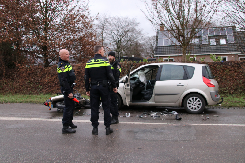 Lesmotor in botsing met auto