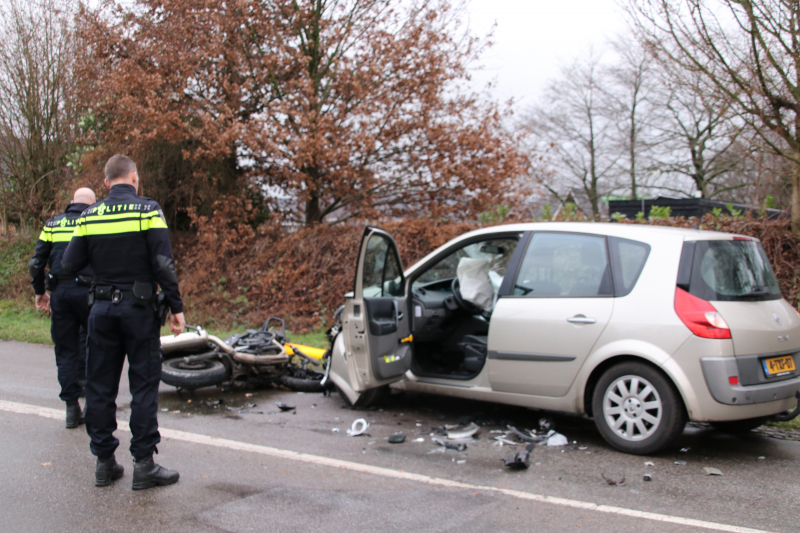 Lesmotor in botsing met auto