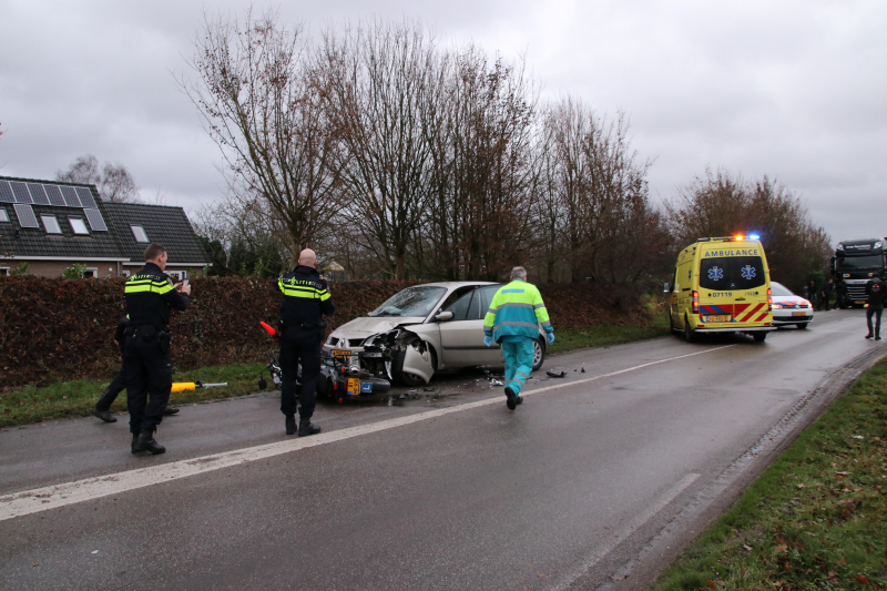 Lesmotor in botsing met auto