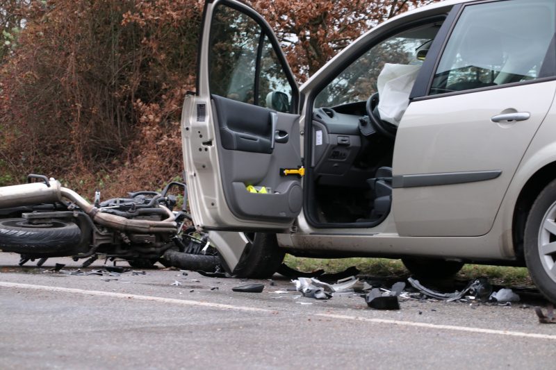 Lesmotor in botsing met auto