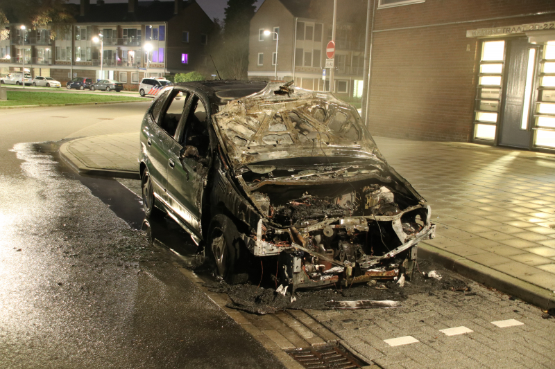 Auto volledig uitgebrand