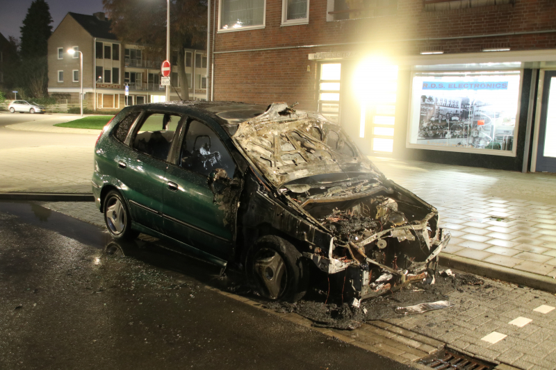 Auto volledig uitgebrand