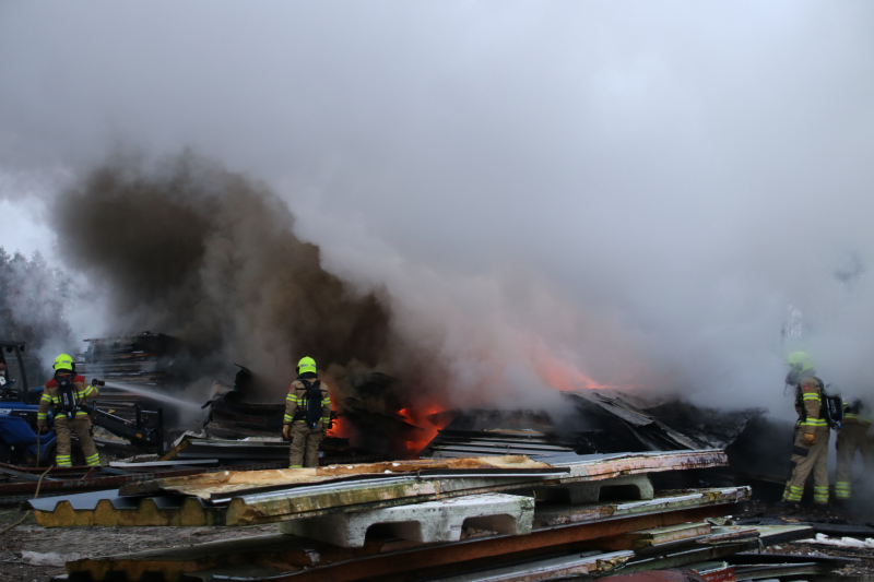 Vuurwerk zet berg afval in brand