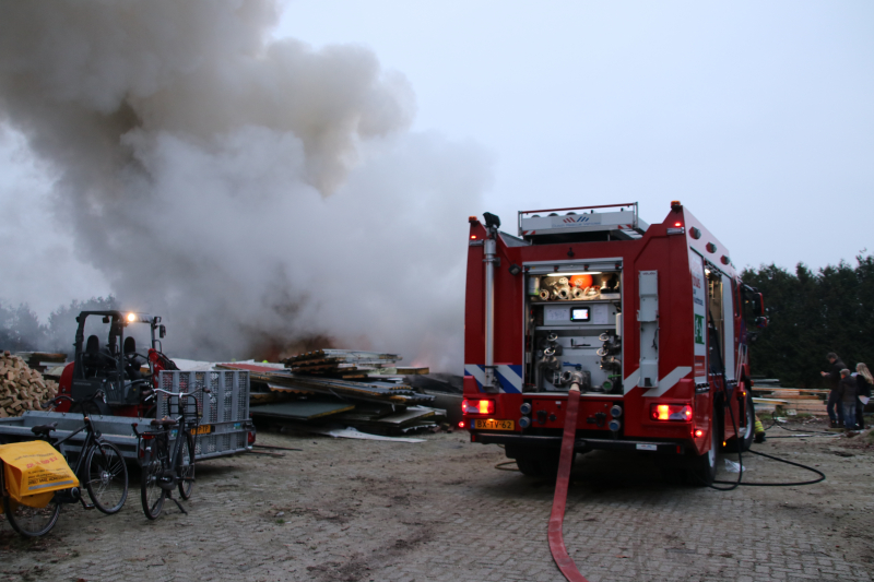 Vuurwerk zet berg afval in brand