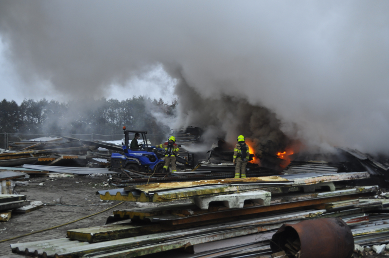 Vuurwerk zet berg afval in brand