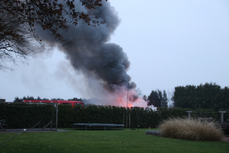 Vuurwerk zet berg afval in brand