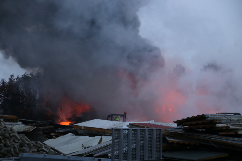 Vuurwerk zet berg afval in brand