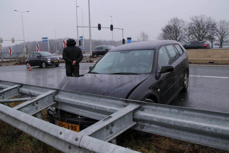 Auto raakt in slip knalt in vangrail