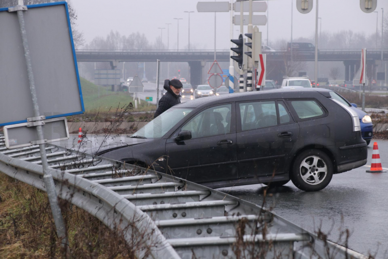 Auto raakt in slip knalt in vangrail