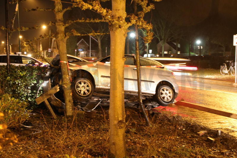 Auto beland in voortuin van woning (Elst)