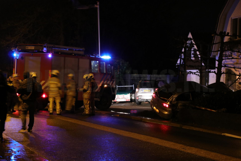 Auto beland in voortuin van woning (Elst)