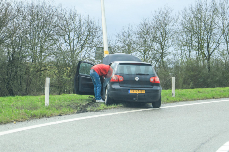 Auto uit de bocht gevlogen