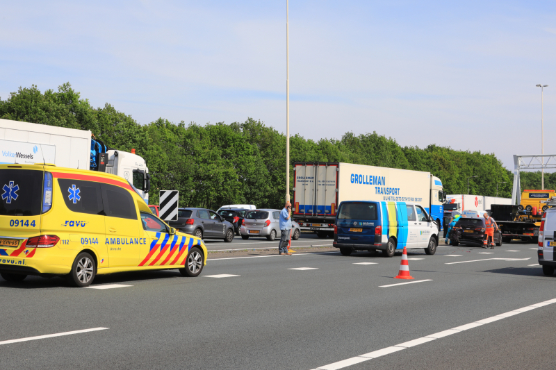 Bestelbus boort zich in voorganger