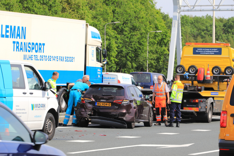 Bestelbus boort zich in voorganger