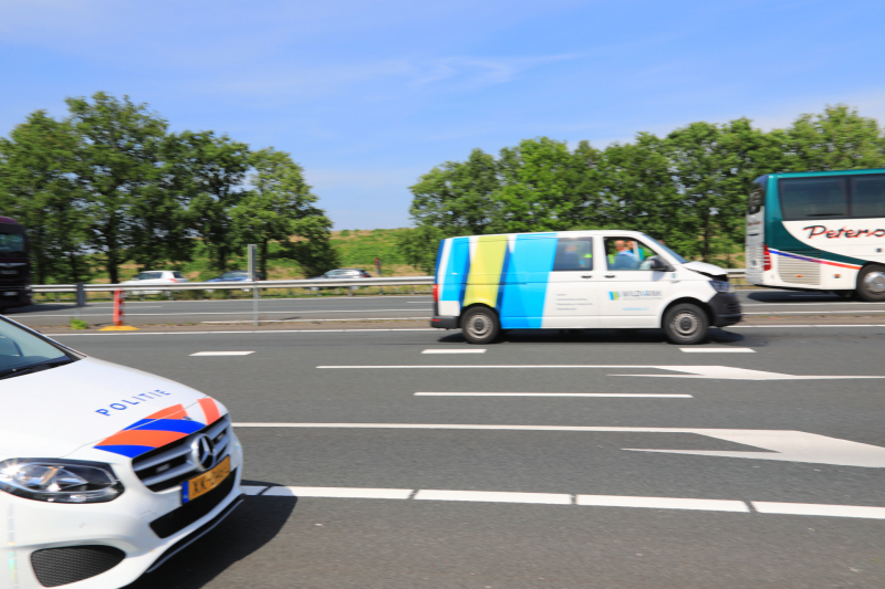 Bestelbus boort zich in voorganger