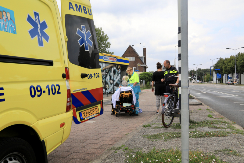 Oudere vrouw van haar fiets gereden