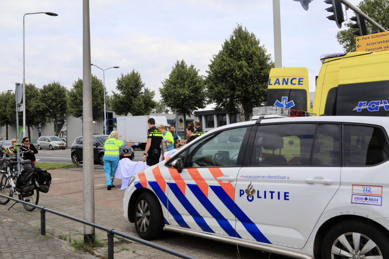 Oudere vrouw van haar fiets gereden