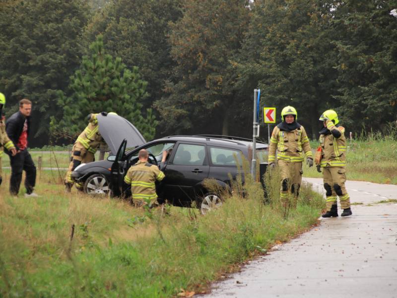 Auto vliegt uit de bocht, bestuurder raakt gewond