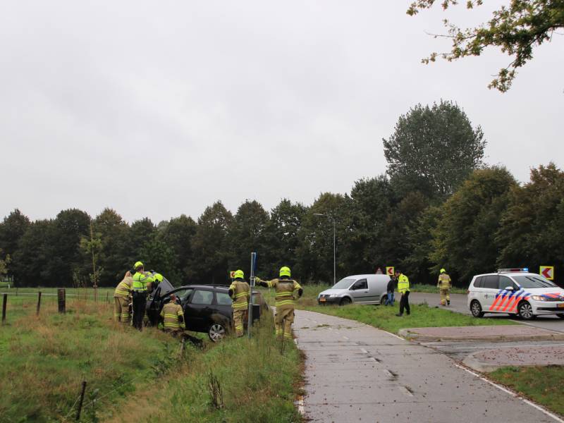 Auto vliegt uit de bocht, bestuurder raakt gewond