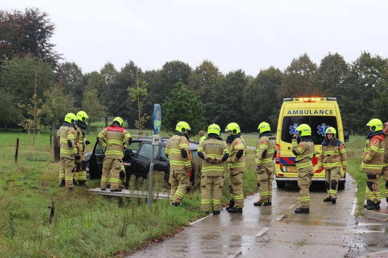 Auto vliegt uit de bocht, bestuurder raakt gewond