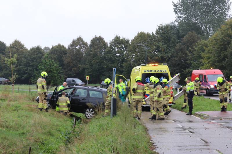 Auto vliegt uit de bocht, bestuurder raakt gewond