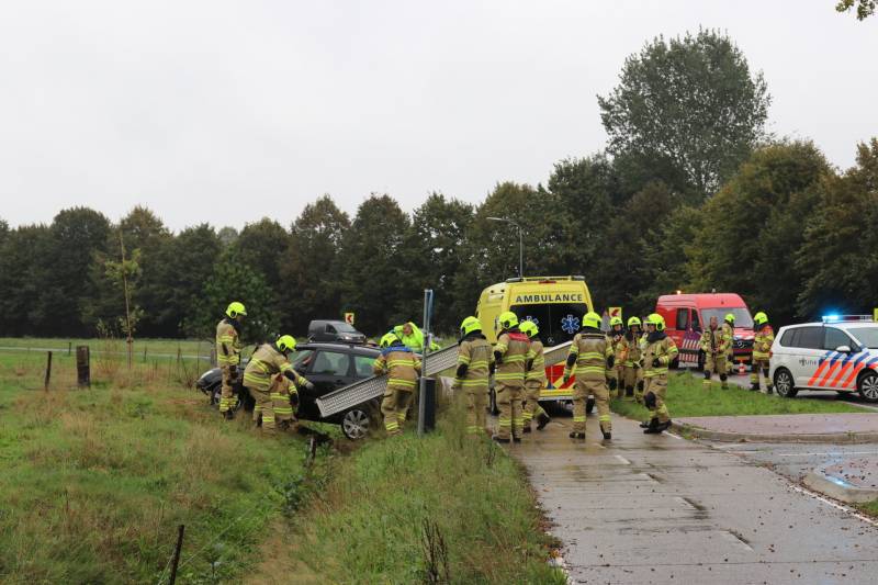 Auto vliegt uit de bocht, bestuurder raakt gewond