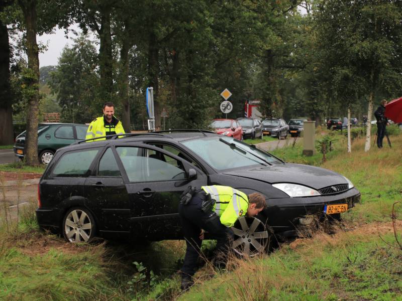 Auto vliegt uit de bocht, bestuurder raakt gewond