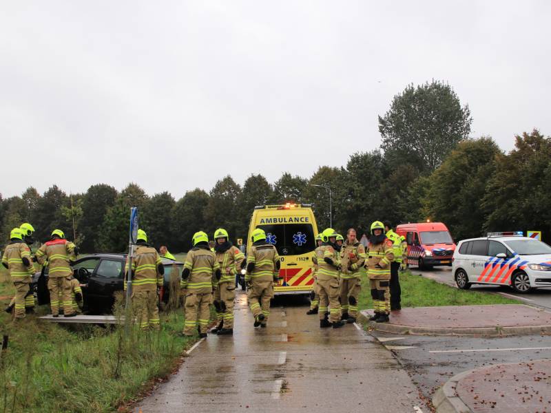 Auto vliegt uit de bocht, bestuurder raakt gewond