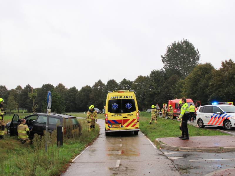 Auto vliegt uit de bocht, bestuurder raakt gewond