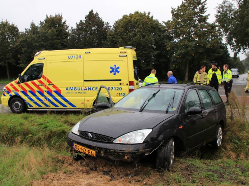 Auto vliegt uit de bocht, bestuurder raakt gewond