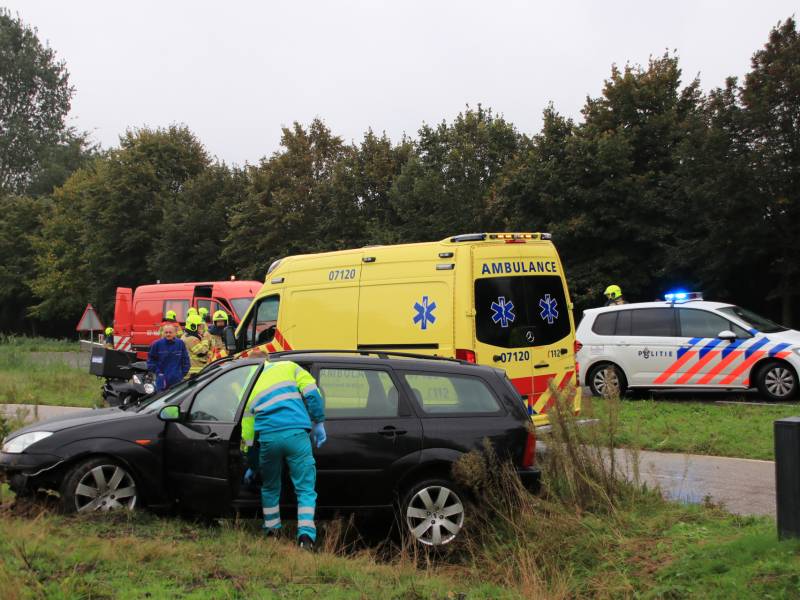 Auto vliegt uit de bocht, bestuurder raakt gewond