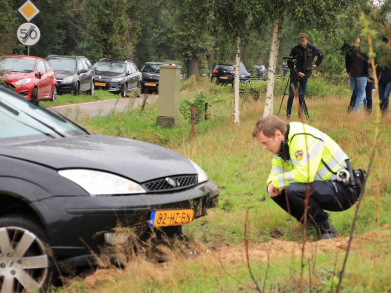 Auto vliegt uit de bocht, bestuurder raakt gewond