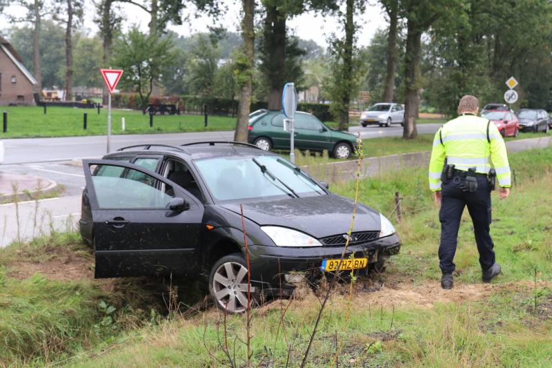 Auto vliegt uit de bocht, bestuurder raakt gewond