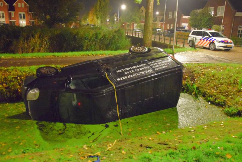 Bus belandt in sloot, bestuurder spoorloos