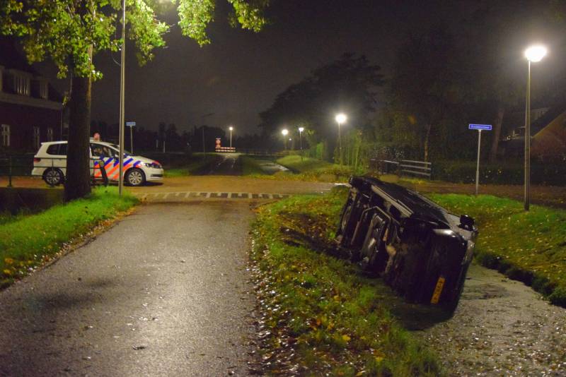 Bus belandt in sloot, bestuurder spoorloos