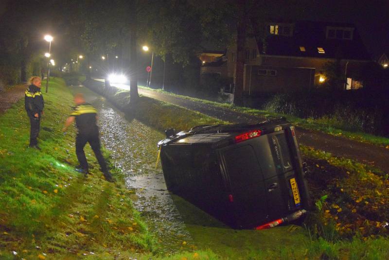 Bus belandt in sloot, bestuurder spoorloos