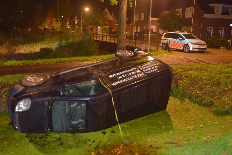 Bus belandt in sloot, bestuurder spoorloos