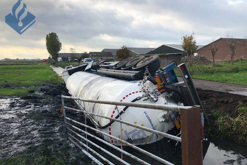 Tankwagen met mais glijdt sloot in